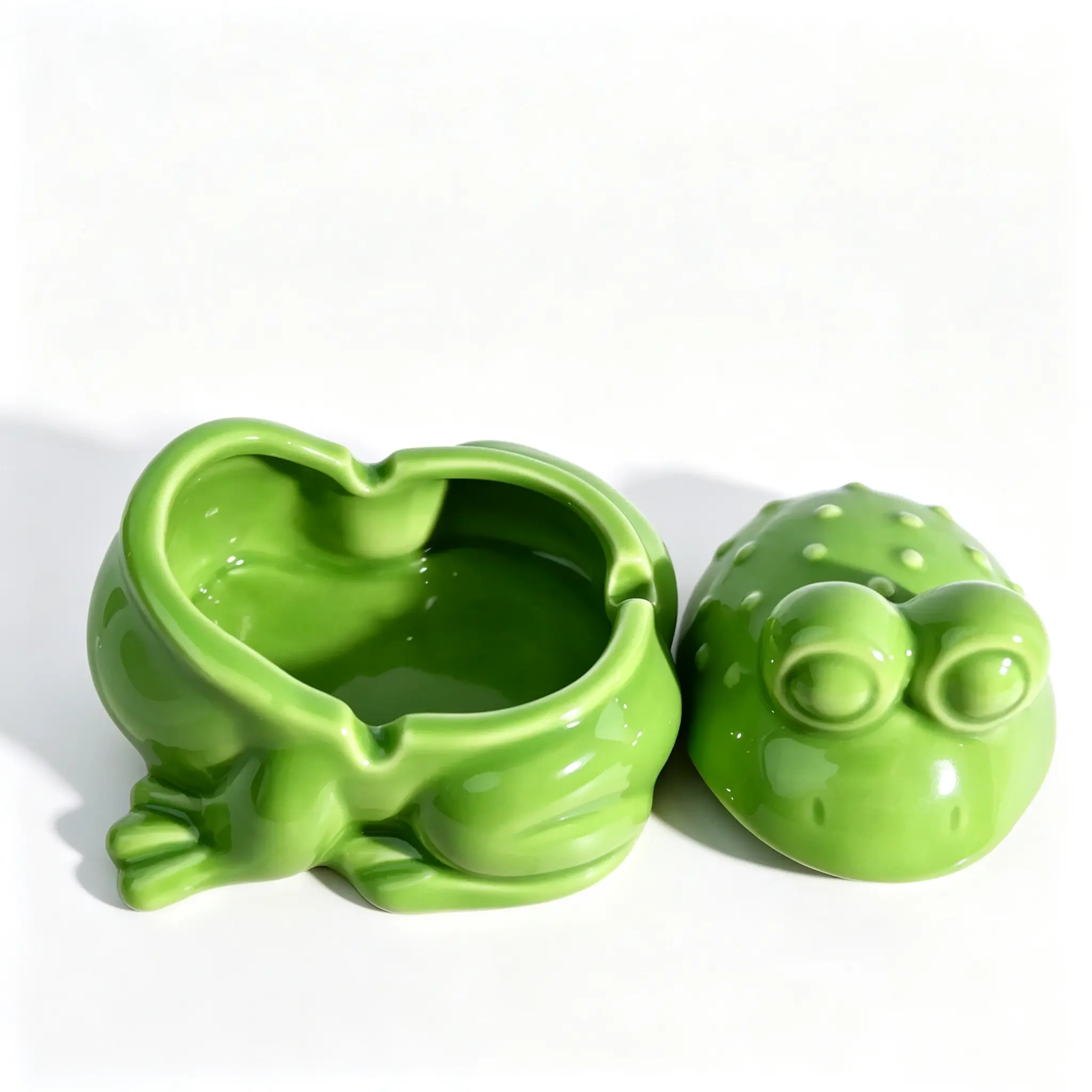 Glam Frog Ceramic Decorative Ornament - Lidded Household Living Room Ashtray to Prevent Ash Scattering, Cute Quirky Niche Gift