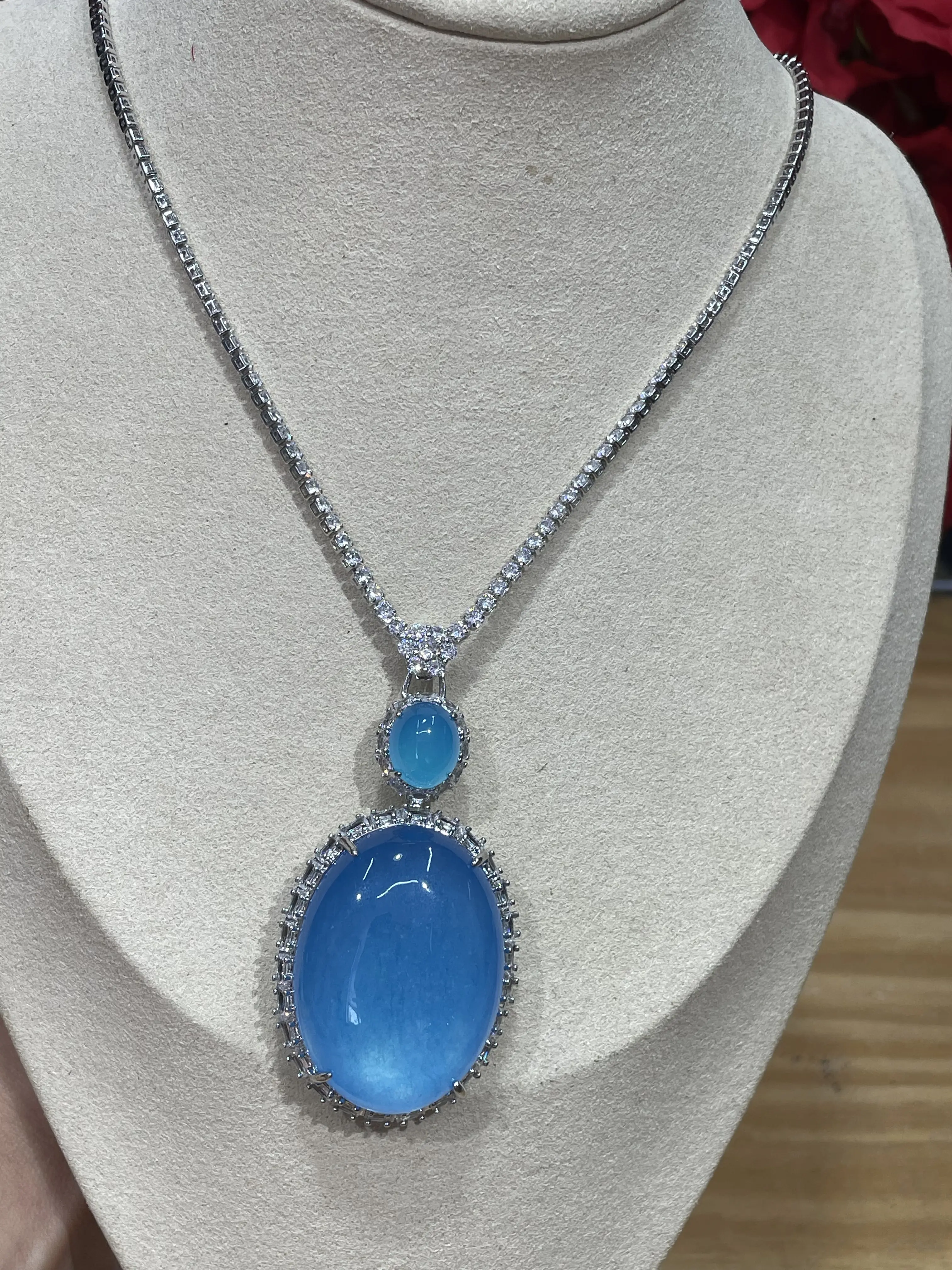 Lisa(15613)gc.Blue chalcedony necklace.