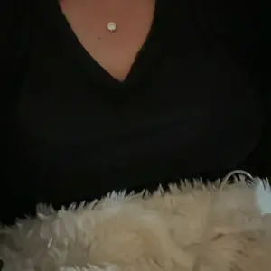 Tasiso Silver Fish-Shaped Pendant Necklace with Large Sparkling Diamond 39cm Chain 5cm Extender Adjustable Elegant Durable Design for Daily Wear