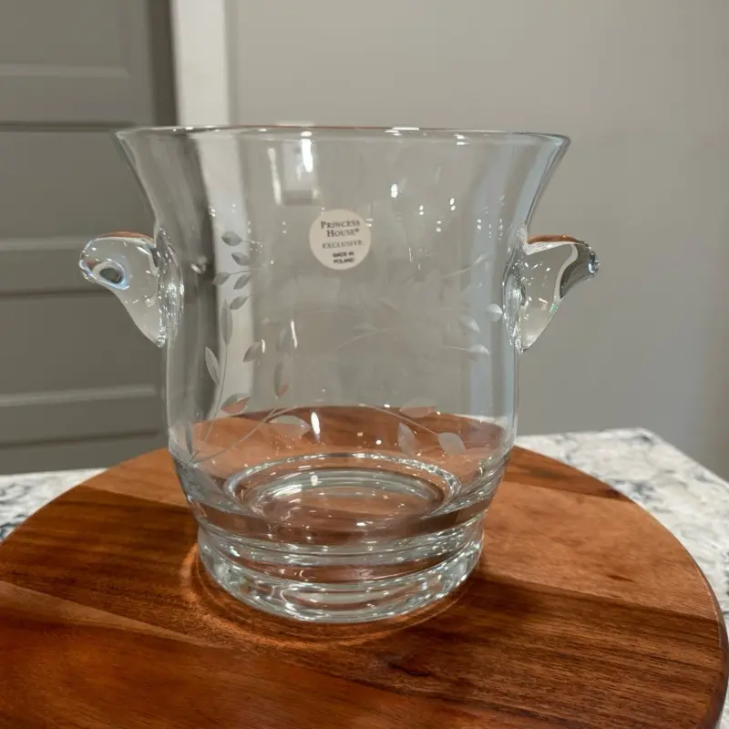 Princess House Hielera de Cristal with Elegant Leaf Etching and Secure Handles for Easy Handling. Hielera de cristal princess heritage con una altura de 7 1/4” princess house