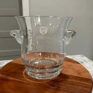 Princess House Hielera de Cristal with Elegant Leaf Etching and Secure Handles for Easy Handling. Hielera de cristal princess heritage con una altura de 7 1/4” princess house
