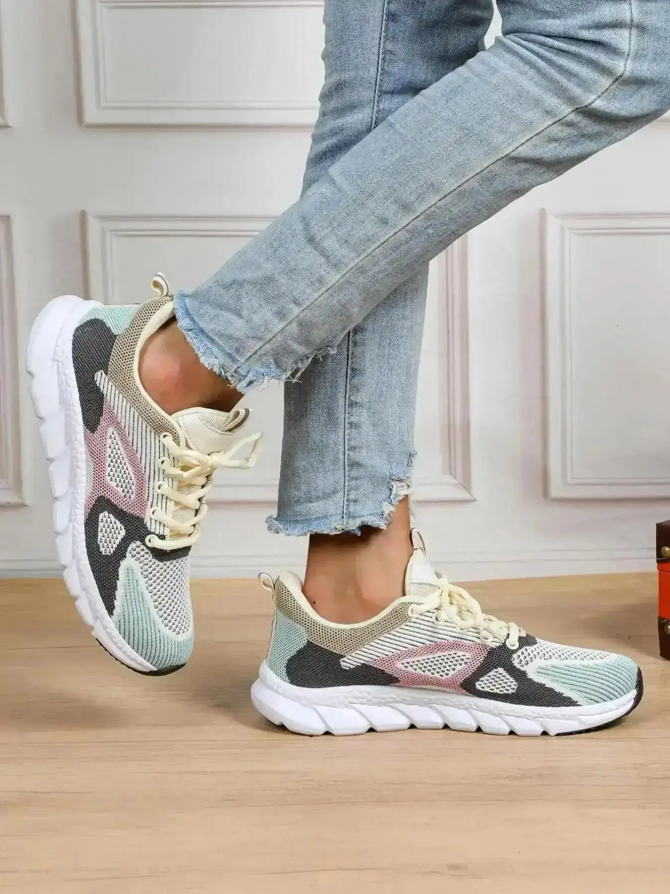 Women's Colorblock Patchwork Lace Up Low Top Sneakers Casual Breathable Comfortable Sports Athletic Shoes All-match Round Toe Chunky for Daily Wear Lightweight Design Soft Padded Minimalist Versatile Elegant stylish