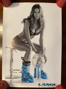 NoFramed, Lange Ski Boots Poster Girl Skiing Sexy Pin Up Poster Blue Boots