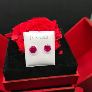 Broquel oro 14k piedra rojo rubi