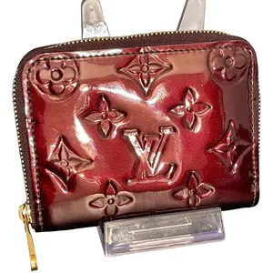 Pre-owned LOUIS VUITTON LEATHER small leather goods Compact Vernis Zippy Wallet in Red with Gold tone Hardware & Monogram Pattern Stylish Everyday Accessory