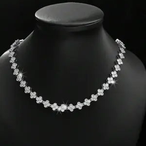 Elegant Four Leaf Clover Necklace with Sparkling Rhinestones for Women's Fashion Accessories Floral Design & Rhinestone Adorned