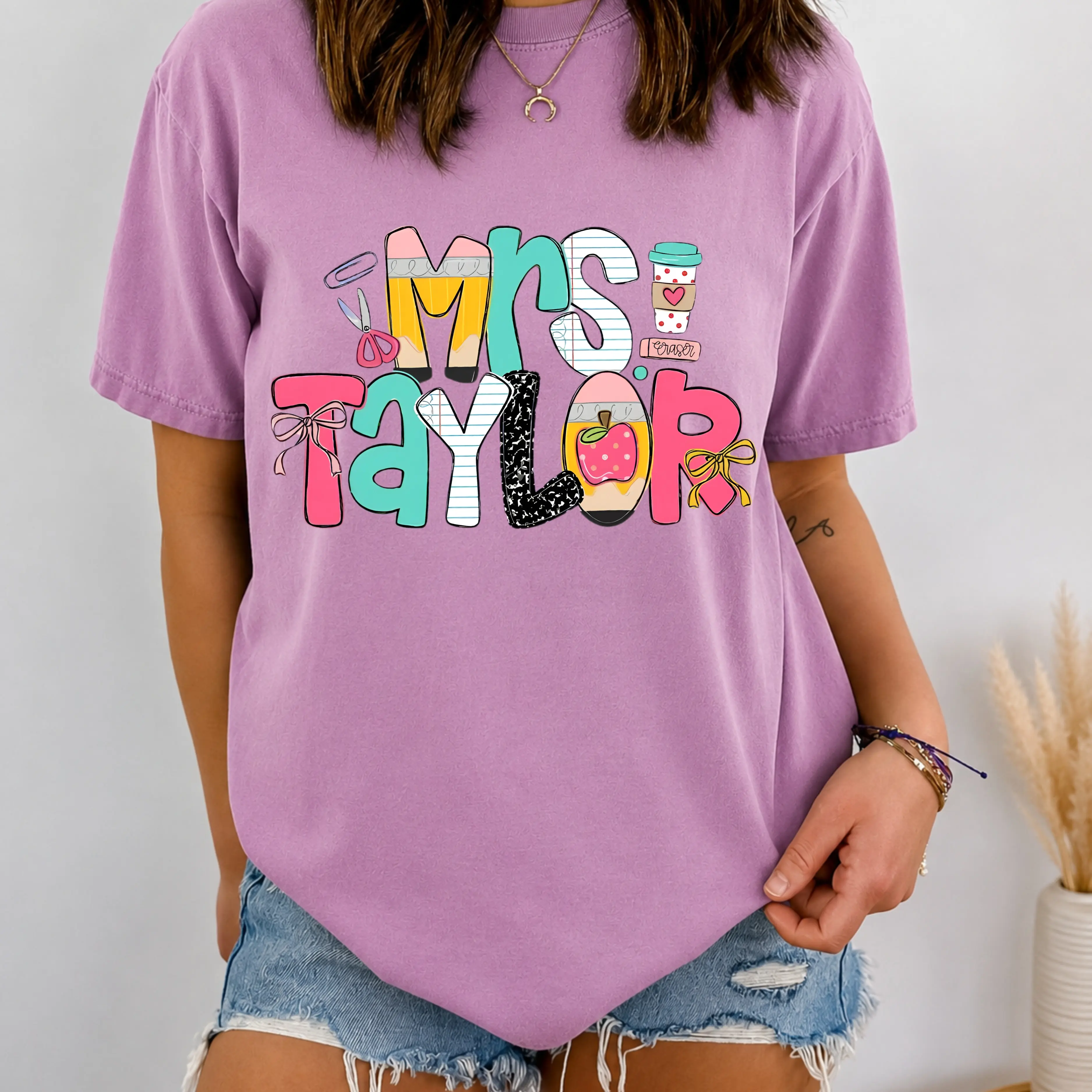[CUSTOM] Comfort Colors Mrs Taylor Teacher Shirt, Cute Preppy Coquette Tee, Personalized Teacher Name T-Shirt, Back To School Gift, Trendy Classroom Outfit Top Womenswear