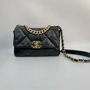 Pre-owned CHANEL LEATHER Shoulder Bags 19 Handbag Small in Black Shiny Lambskin [BF 12Z] QQ2723