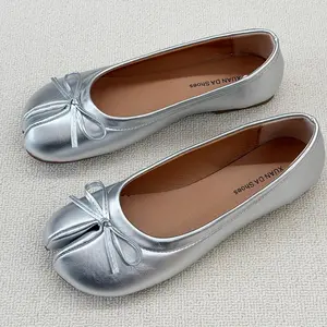 Black split-toed shoes with bow, pig's trotters, beige women's shoes, can be worn in spring and autumn, 2026 summer shoes, silver thumb pig's trotters with bow tie, brown flats, non-slip and durable women's shoes.
