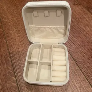Travel Case Jewelry Box - Crème!!