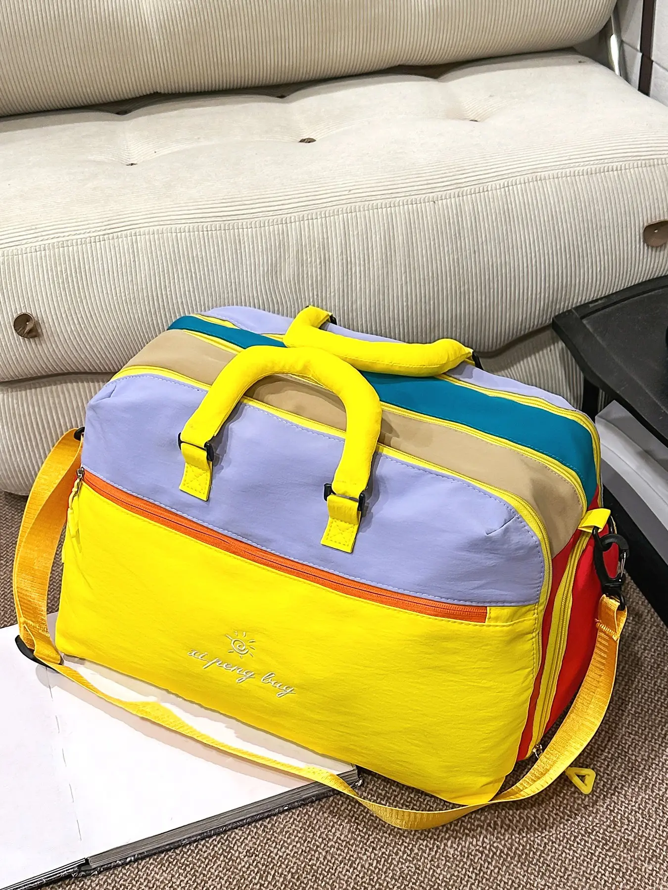 Contrast shoulder slung bag, Colorblock Bag, Casual lightweight bag, dopamine leisure and fashion luggage bag, short-distance travel bag, niche design portable and suitable for daily commuting, shopping and traveling