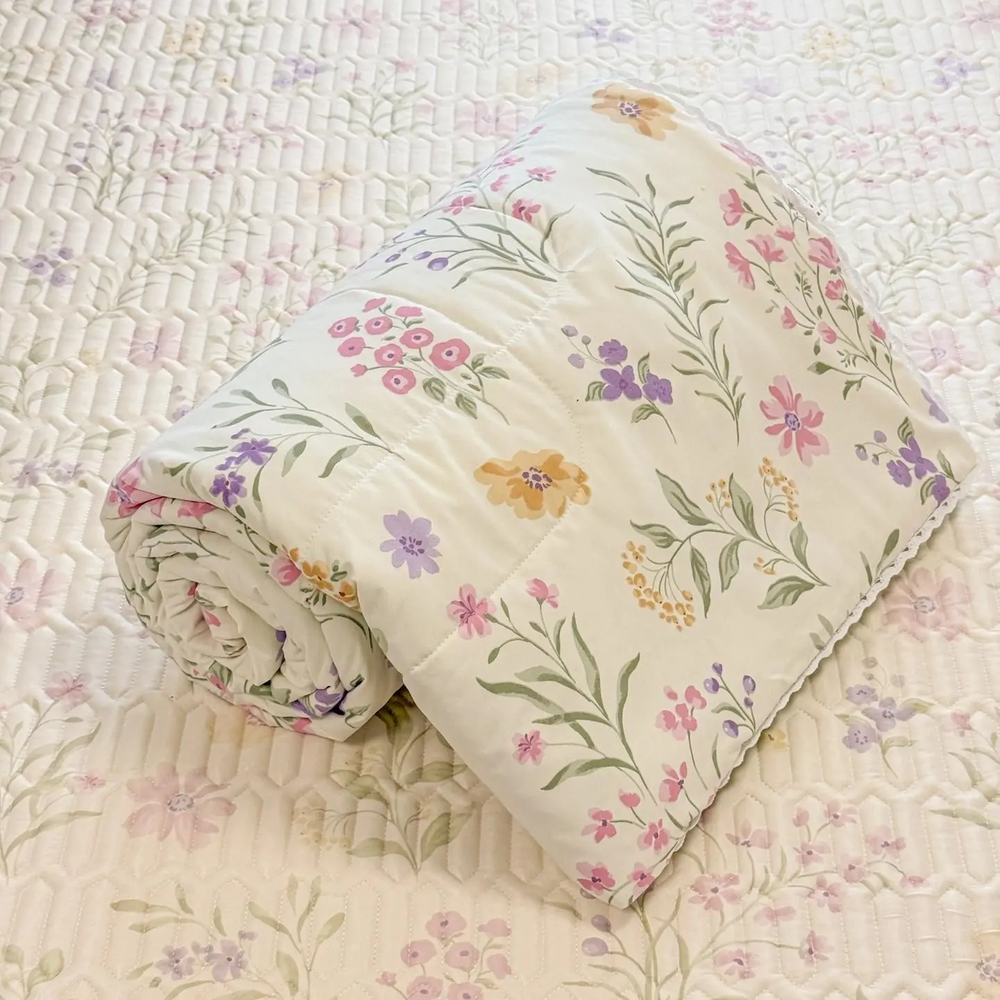 Floral Lace Edge Summer Quilt, Soft Breathable Lightweight Bedspread, Ideal for Bedroom, Office, Living Room, Home Relaxation, Soft Lightweight Quilts, Soft Quilts Bedspreads