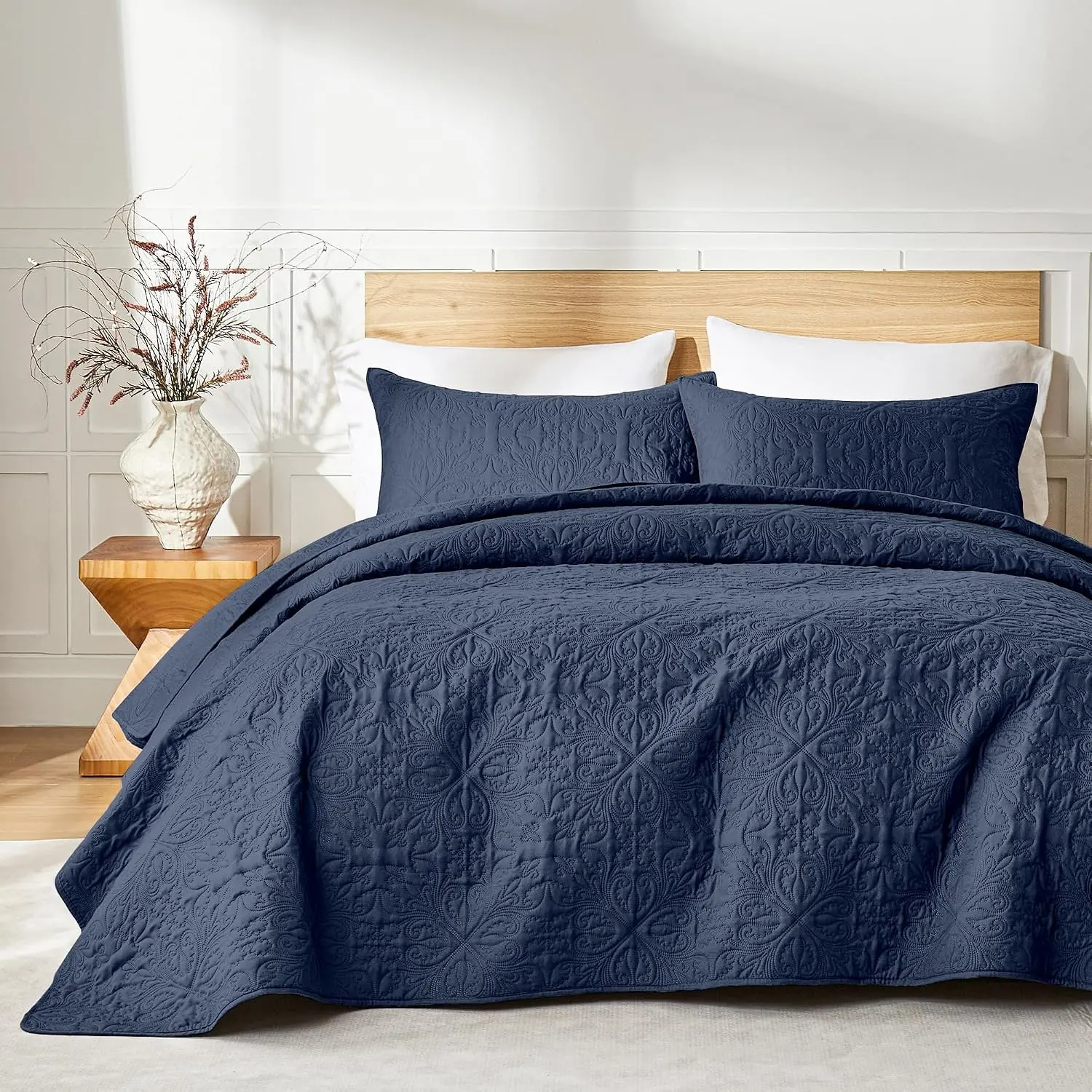 akkialla Full/Queen Quilt Bedding Set, Lightweight Navy Blue Bedspread with Baroque Pattern, Easy Care for All Seasons, Classic European Design Coverlet, Skin-Friendly Fabric (1 Quilt,2 Pillow Shams)