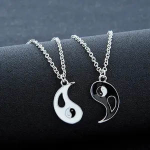 2Pcs Matching Yin Yang Couple Necklace Set, Black & White Tai Chi Splicing Pendant Necklace for Men Women, Hypoallergenic BFF Friendship Anniversary Valentine's Day Gift Jewelry