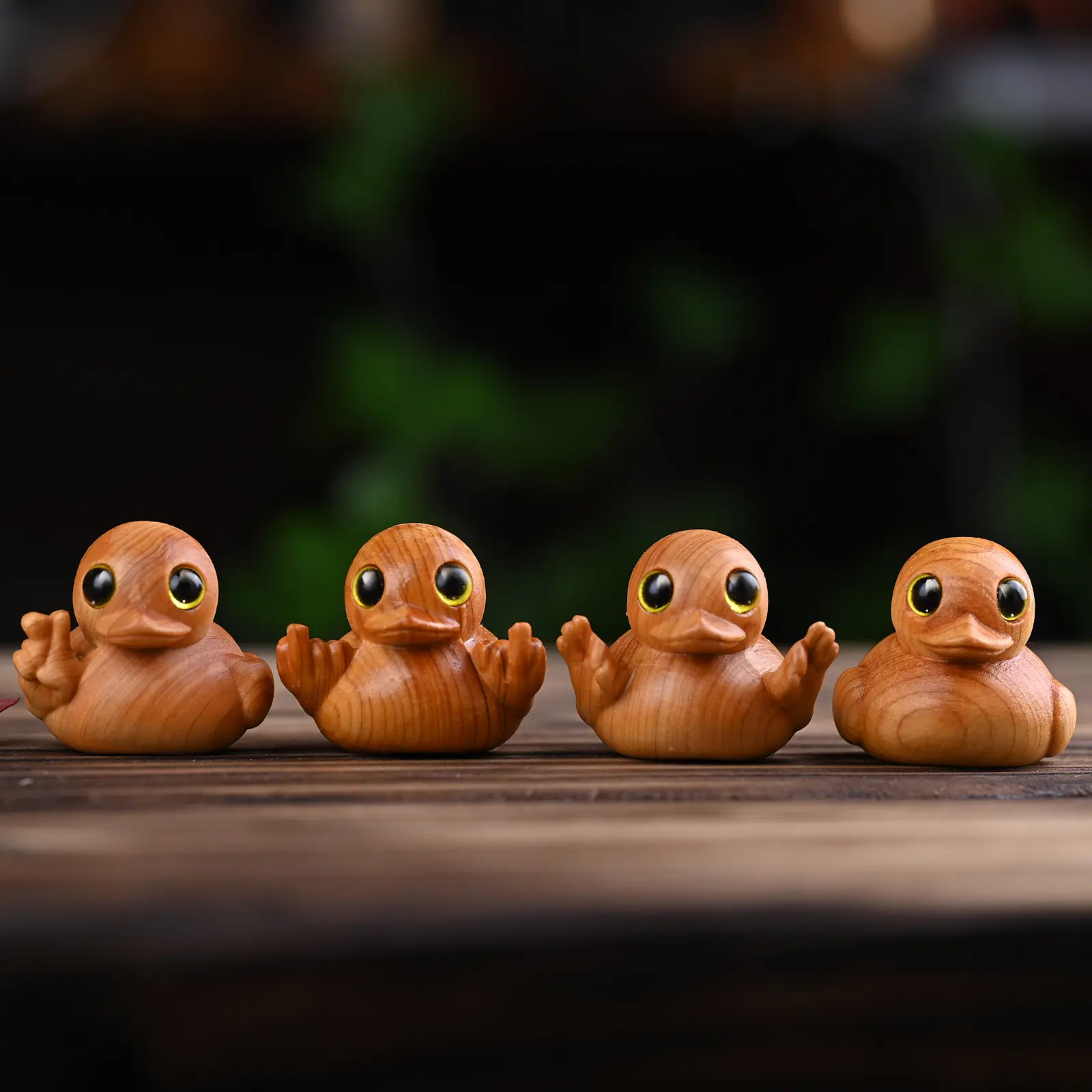 Solid Wood Handheld Figurine Viral TikTok Funny Middle Finger Duck Decor Hand Carved Mini Yellow Cartoon Duck Statue Natural Wood Novelty Cute Ornament Home Office Desktop Table Gift