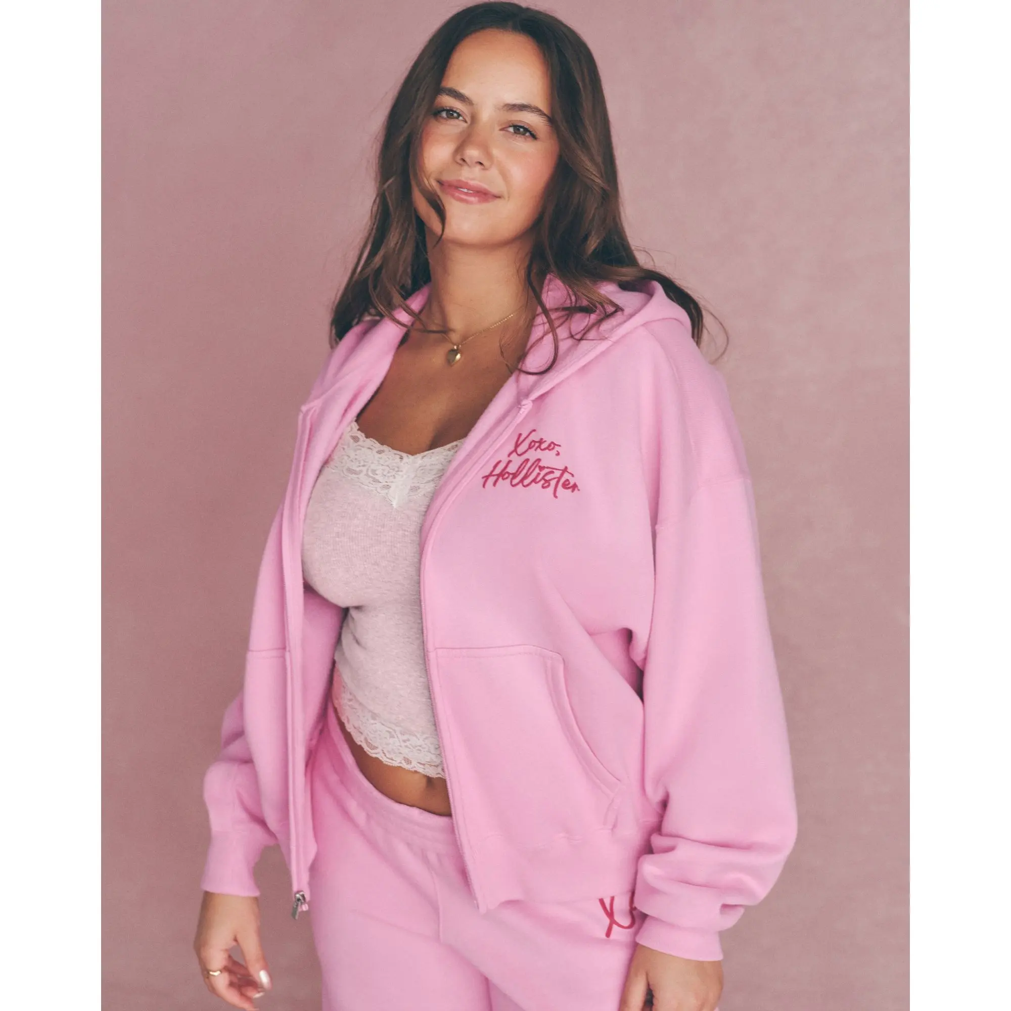 Hollister Feel Good Easy Zip-Up Xoxo Graphic Hoodie Hollister Feel Good Easy Zip-Up Xoxo Graphic Hoodie