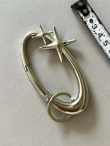 Trendy Oval Metal Keychain with Star Design, Press Spring Lock, Simple Unisex Couple Accessory, Stylish Bag Charm, Fashionable Key Ring, Fashionable Alloy Keychain
