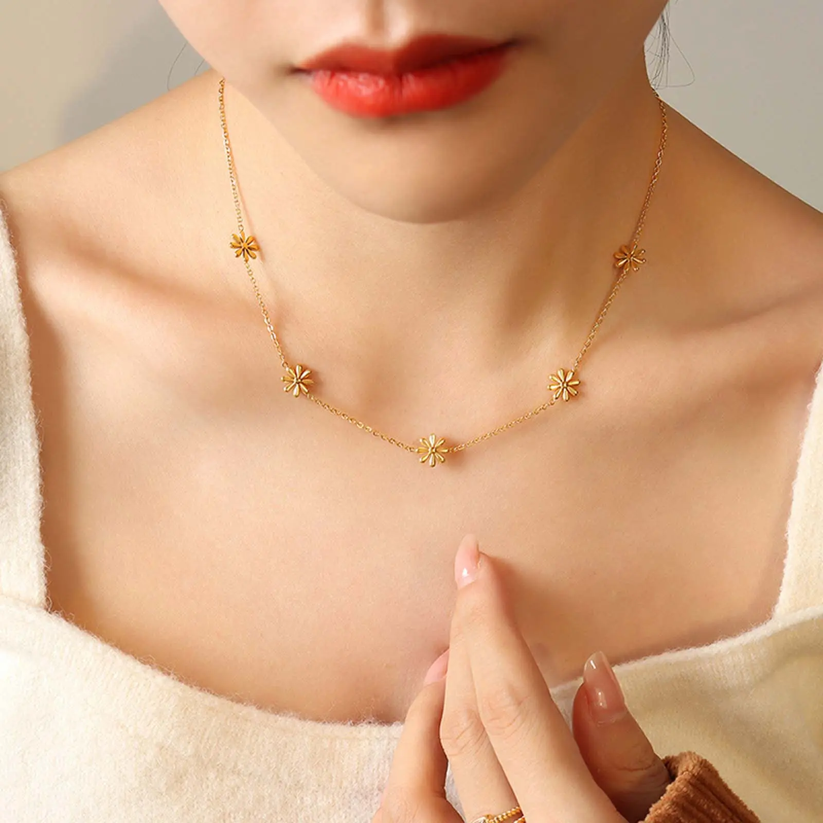 Women's Elegant Dainty Light Golden Small Daisy Pendant Clavicle Chain with Artificial Gemstones - Decorative Necklace Gift for Daily Wear, Casual Outfit Matching Jewelry Accessory, Elegant Dainty Necklace, Female, Comfortable, Single Strand, Gemstone Acc