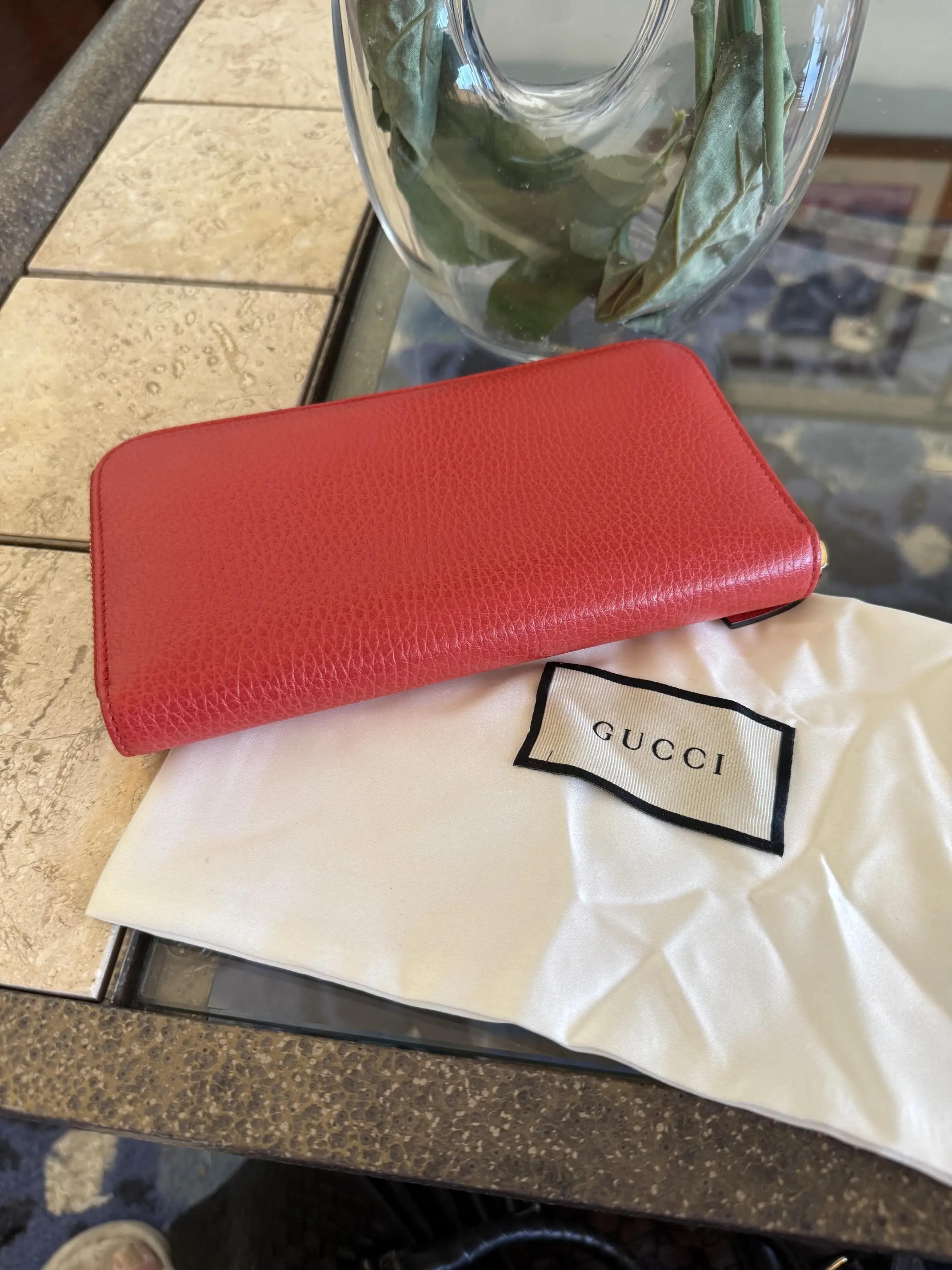Pre-owned GUCCI Pebbled Leather Wallet Red Zip Around in Brand New Condition Gorgeous