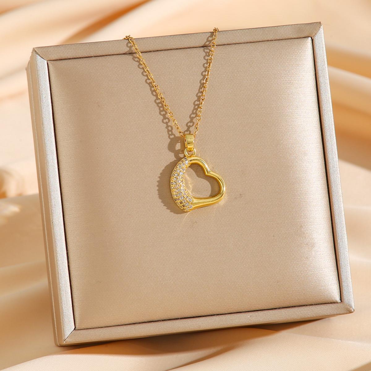 Romantic Love Heart Necklace for Women, Exquisite Craftsmanship Hollow Pendant, High-End Feel Everyday Necklace, Ideal Gift for Mom, Wife, Daughter, Friend, Timeless Fashion Jewelry, Must-Have Accessory