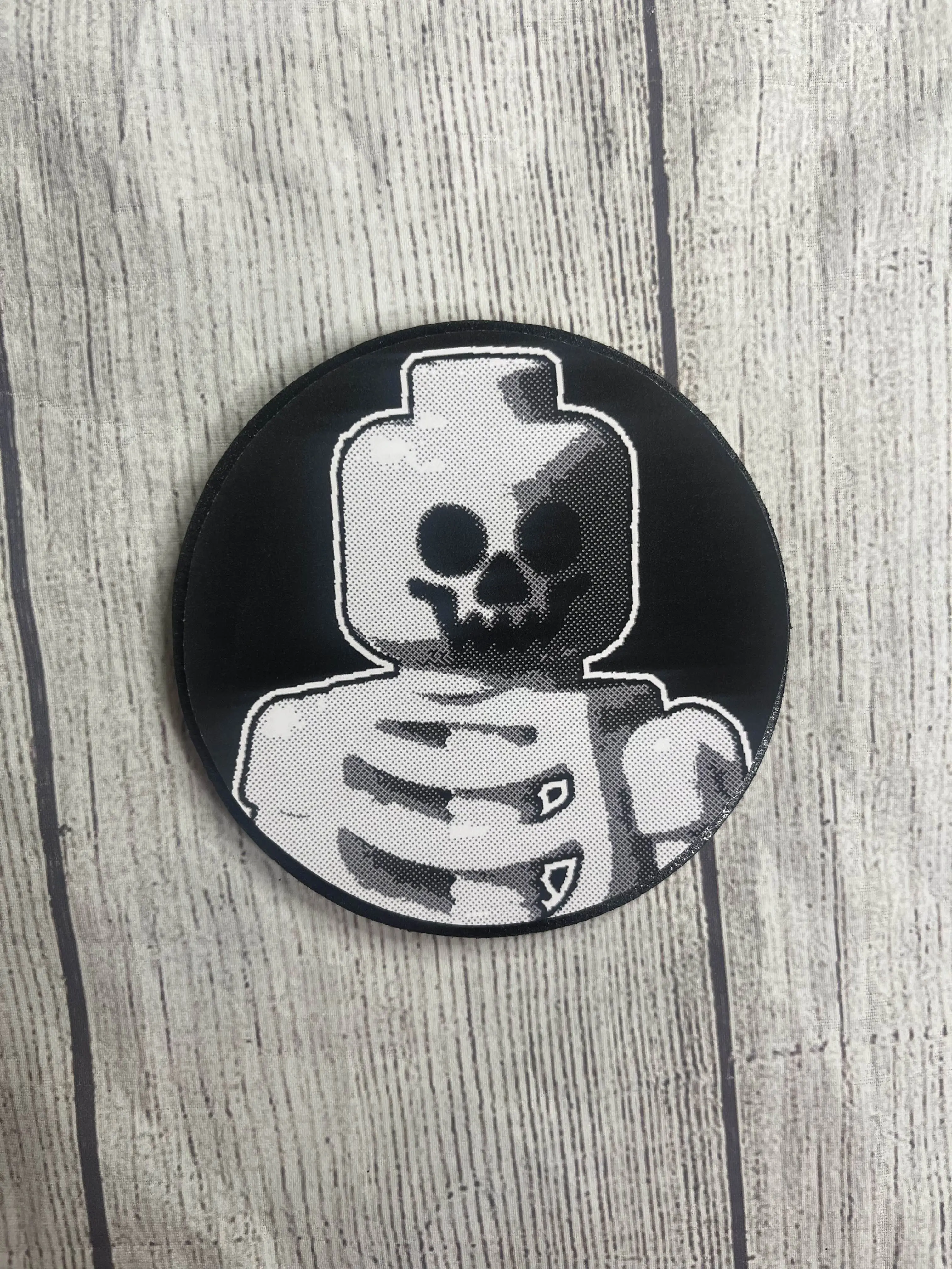 Handcrafted Wooden Epoxy Resin Brick Skeleton Coasters Set - Retro Toy Comic Half-Tone Aesthetic, Durable Kitchen Tableware with Rubber Pads, High-Gloss Finish for Coffee Table Use, Ideal for Game Night Collectors