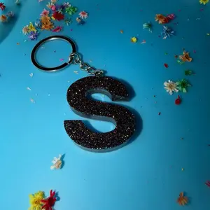 Resin Black Glitter Keychain Letter "S" Simple Design with Sparkling Finish for Stylish Accessory