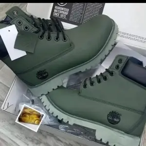 Timberland Green and Black Waterproof Boots for Men - Classic Style with Durable Sole