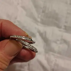 Product Review of Cate & Chloe Bianca 18k White Gold Plated 25mm Hoop Earrings for Women – 34 Simulated Diamond Crystal Hoops – Hypoallergenic, Lead & Nickel Free Lightweight Earrings with Secure Latch Back – Premium Gift Box Included, American Owned Brand from T**y h**❌