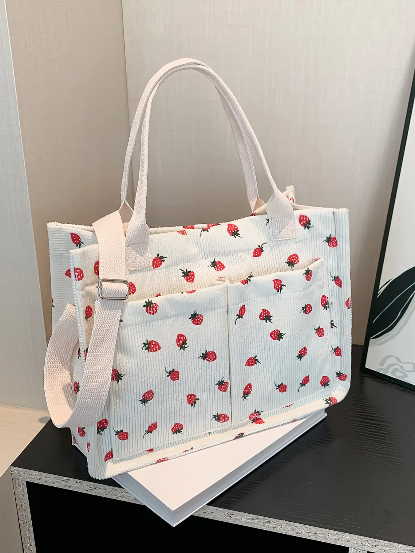 Strawberry lover's exclusive canvas tote bag, fresh print, double pocket design, multi-function for hand-held and shoulder-held, fashionable and versatile shopping and travel, lightweight hand-held shopping bag, Strawberry themed bag, Casual shopping bag