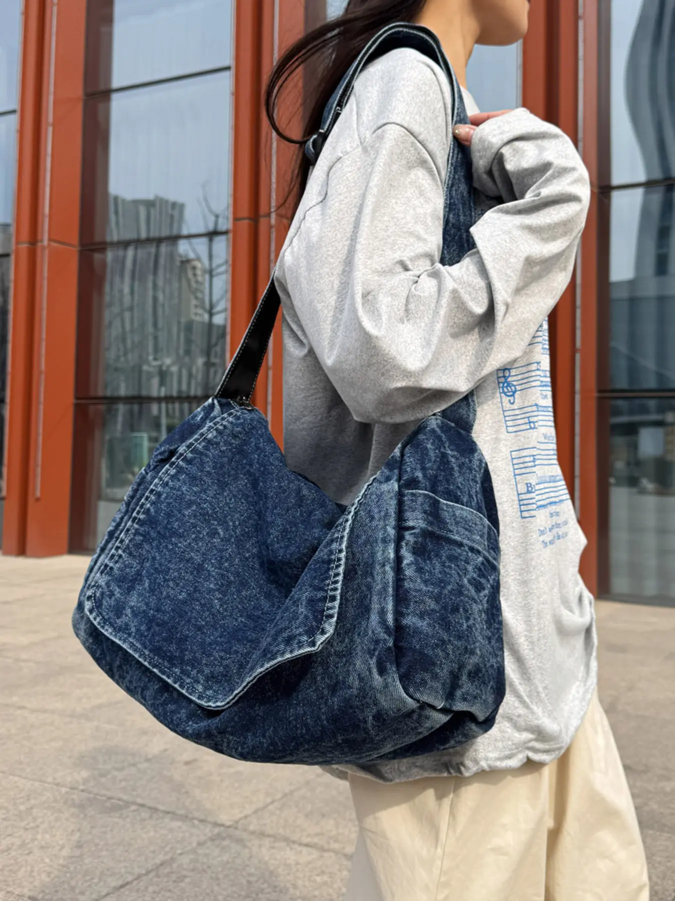 Retro distressed denim shoulder tote bag, casual and lazy style Slouchy Tote versatile shoulder underarm bag, niche design, suitable for students, daily commuting, Casual everyday bag