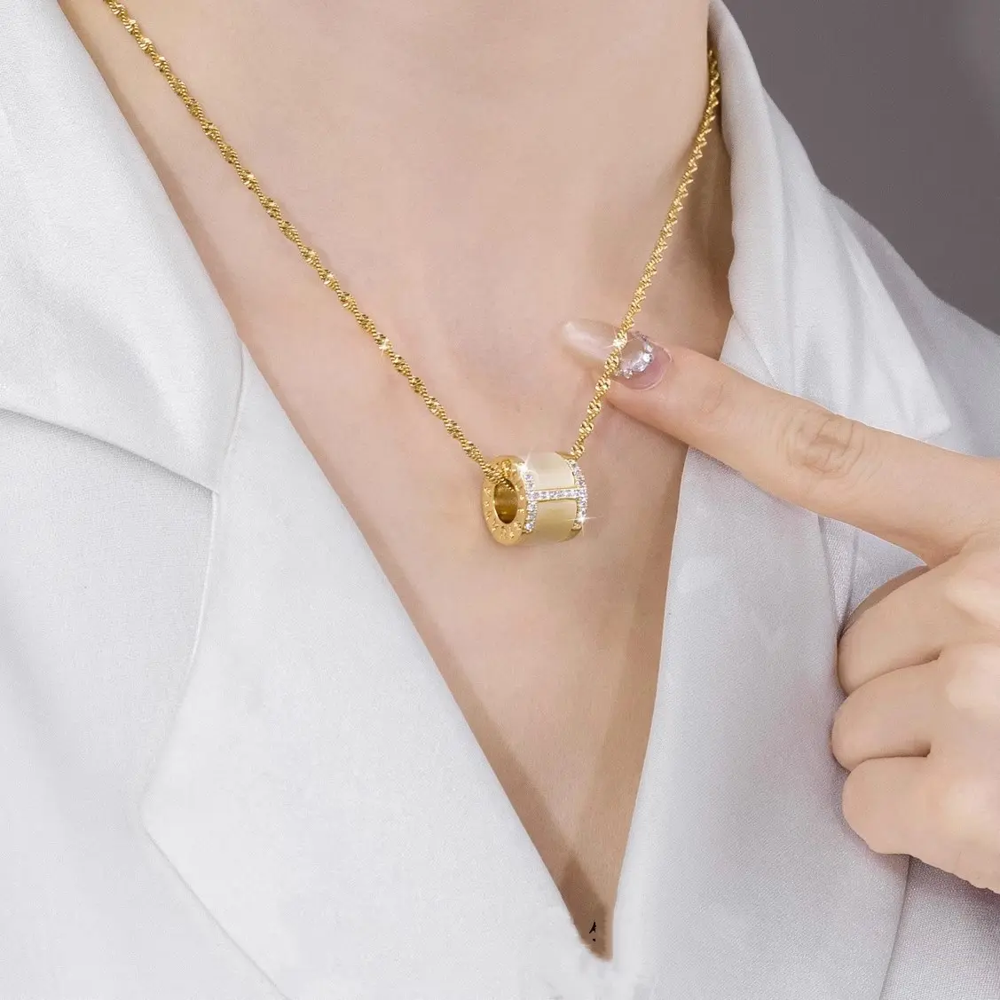 Unique Fashion Jewelry Alert! This Twisted Chain Cylinder Pendant Choker Is The Minimalist Statement Piece You Need  | Perfect for Daily/Date Night Looks
