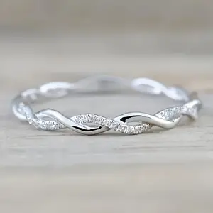 1 Fashionable Square Synthetic Synthetic Zirconia Twist Infinity Ring, Elegant Simple Style, Women'S Engagement Wedding Ring, Suitable for Daily Commuting on Vacation, Best Gift for Friends