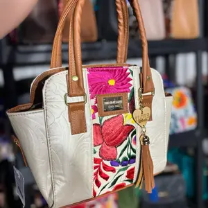 Médium Handbag chiapaneco embroidery with Vibrant Floral Embroidery and Brown Leather Strap
