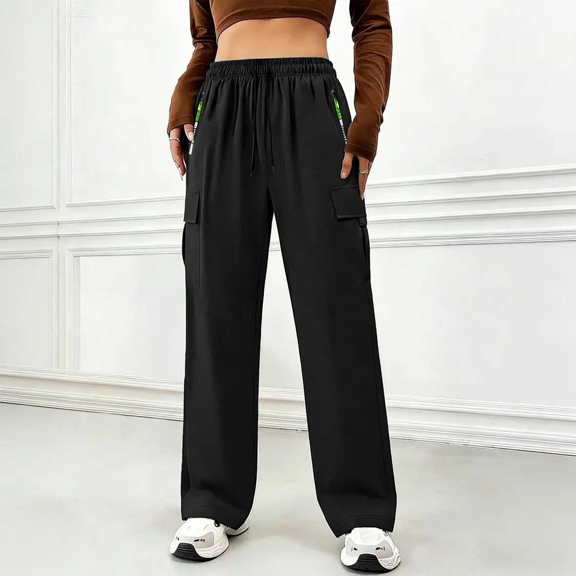 Women’s cargo wide-leg pants with multiple pockets, a drawstring elastic waistband, and a drapey, smooth feel. Loose yet slimming, suitable for everyday outings, commuting, casual wear, and sports. Fit Trouser Womenswear