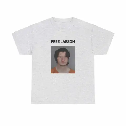 Daniel Larson Mugshot Unisex Heavy Cotton Fee - FREE LARSON! Classic T-shirt Cotton Casual Fashion Menswear Retro Streetwear Top Vintage Classic