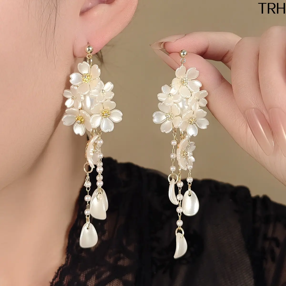 Floral Tassel Drop Earrings Luxurious White Acrylic Flower Pearl Petal Dangle Earring Delicate Handmade Statement Jewelry Lightweight Elegant Style Wedding Party Dating Bridal Daily Casual Women Fashion Accessories