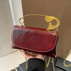 Stylish messenger bag, an exquisite and elegant chain-strap crossbody bag with a detachable shoulder strap and zipper closure, perfect for commuting, shopping, and dates.