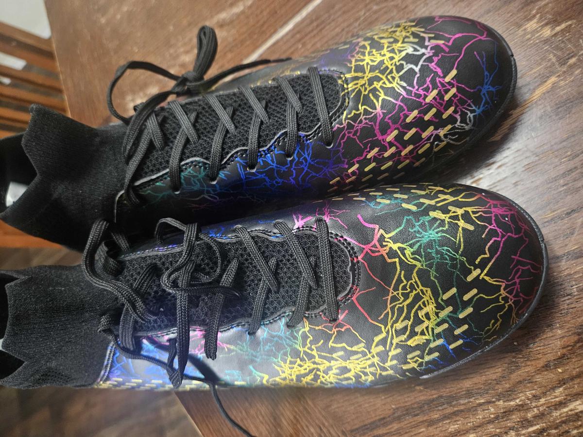 Item: White, US 9.5, TF (Broken nails)