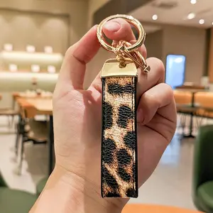 Leopard-Print Keychain, Anti-lost D-ring Keychain, Durable Fashionable PU Leather Key Ring for Women and Men, Car Interior Accessories, Car Essentials