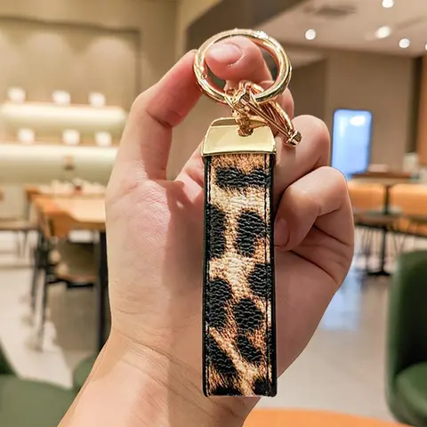 Leopard-Print Keychain, Anti-lost D-ring Keychain, Durable Fashionable PU Leather Keyring for Women and Men, Car Interior Accessories, Car Essentials, Keychain Pendant