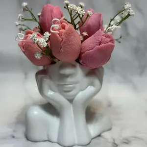 Afroditas Tulipanes - Image Showcasing Pink Flowers in a Unique Display Featuring a White Sculptural Base
