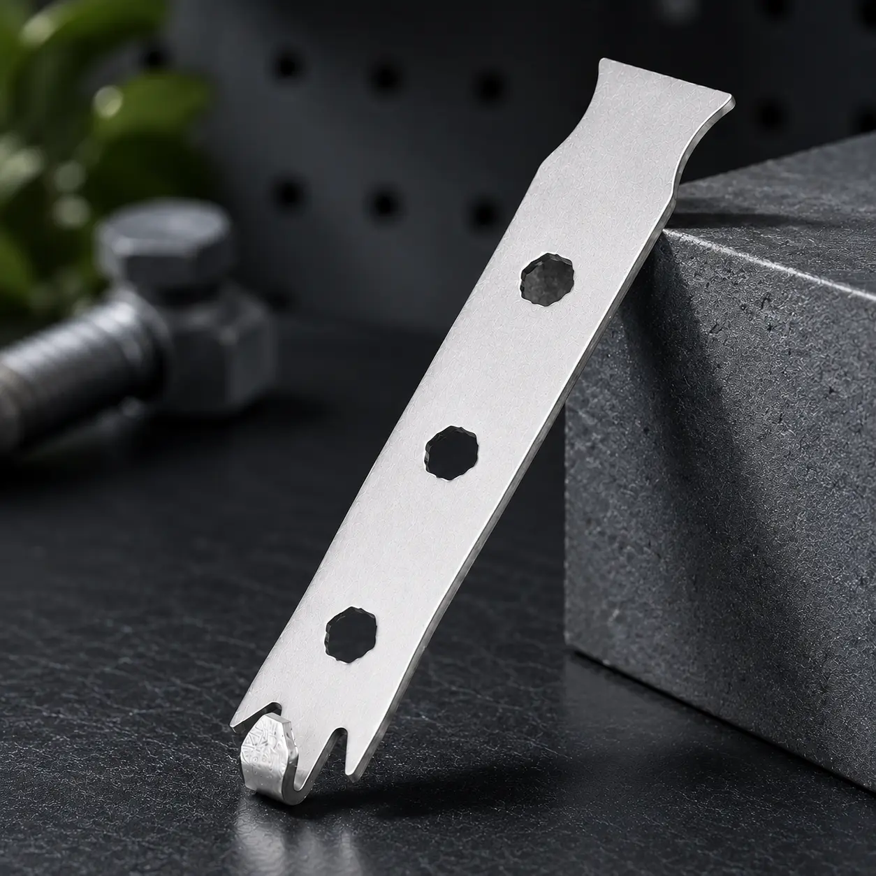 Wire Twisting Tool for Fence Repair, Heavy Duty Wire Tightener & Fast Wire Tensioning Tool for Farm, Garden & Greenhouse
