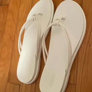 Olukai White Flip Flops - Comfortable Design, Slip-On Style, Ideal for Warm Weather, Stylish and Versatile Footwear