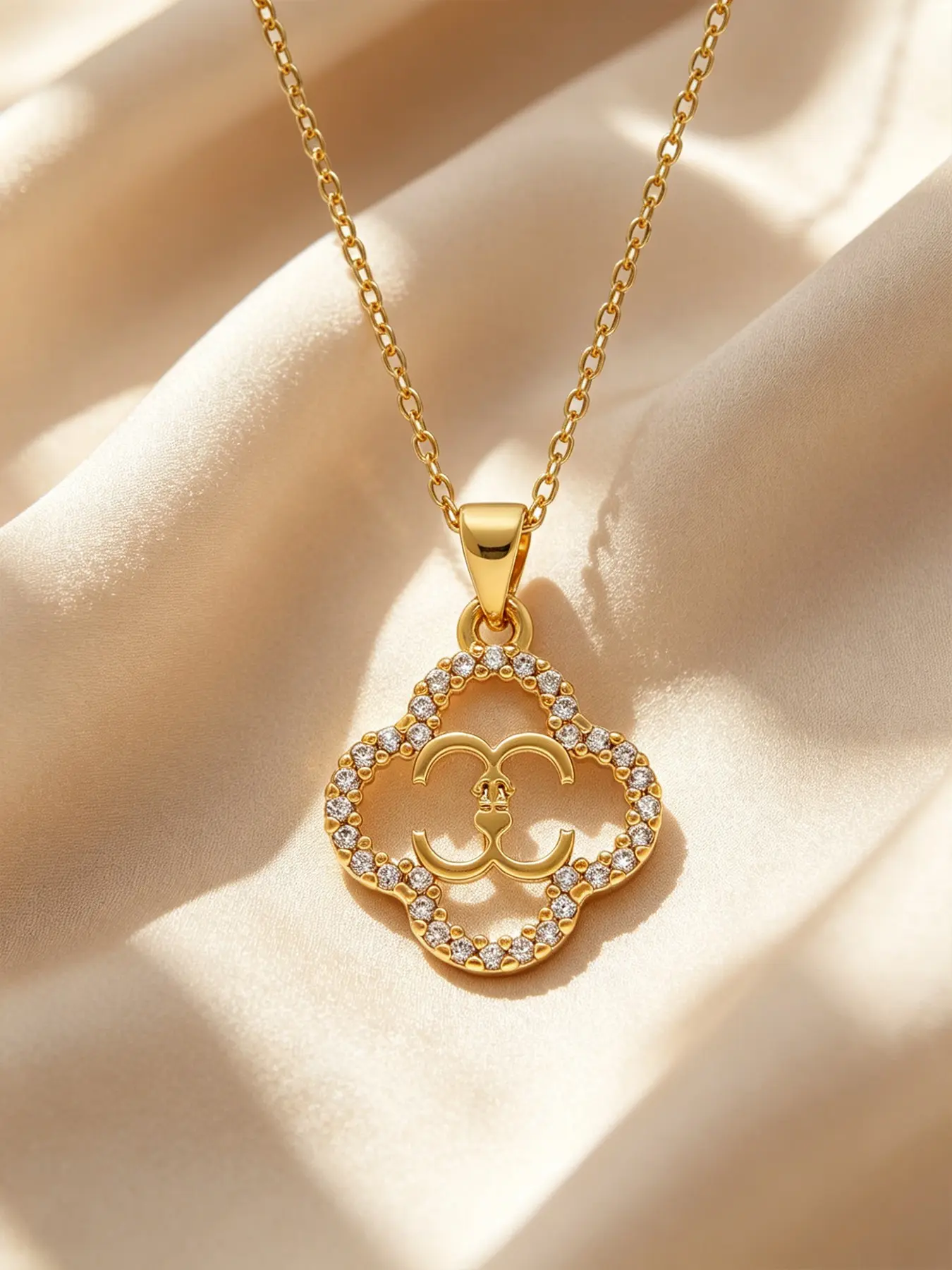 1Pcs Four-Leaf Clover Zircon Sparkling Necklace, Decorative Necklace, Pendant, Featuring A Double C Embracing An Anchor, Symbolizes 'Never Leaving Each Other's Side', Embodies Luck And Romance, Making It An Ideal Gift For Special Occasions