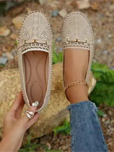 A pair of women's new spring and autumn round-toe, flat-soled, low-cut, soft-soled slip-on shoes with bow decoration, stitched design, hollowed-out, lightweight, comfortable casual shoes, granny shoes, Walking Shoes