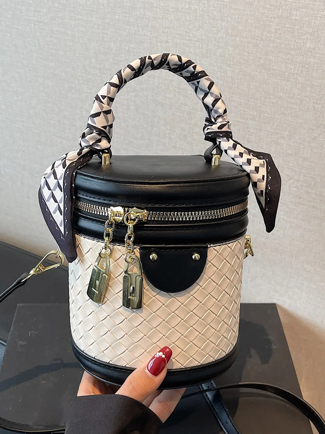 Fashionable color-blocked woven cylindri bag handbag crossbody bag, Casual Handbag Satchel, double metal lock zipper decorated crossbody bag, small, exquisite, practical and versatile, suitable for daily travel, shopping, dating, etc., Cross body bags