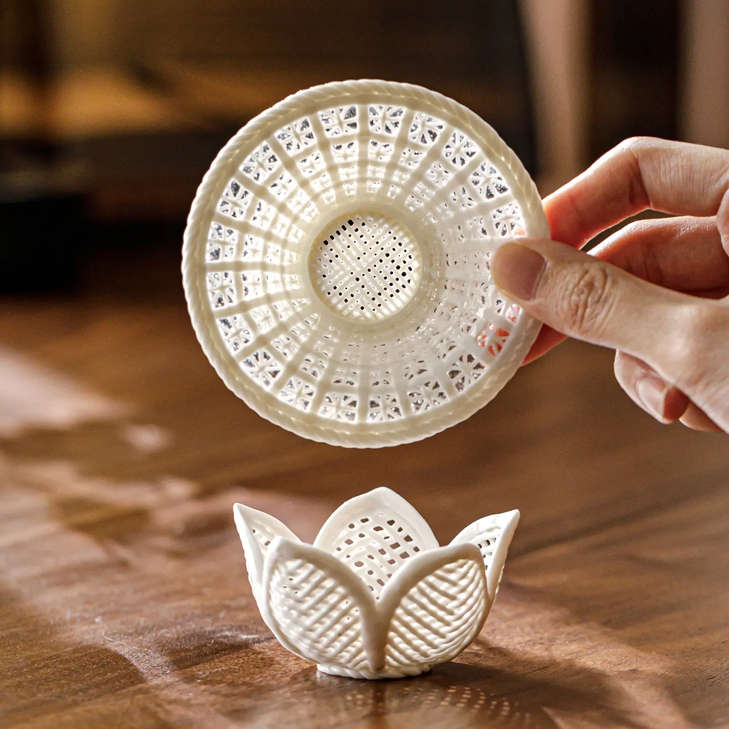 Hand-Woven Open-Work Dehua Porcelain Dual-Use Tea & Coffee Strainer Set, Lotus-Shape Fine Residue Filter, Drink Taste Enhancer, Decorative Home Kitchen Tabletop Accessory, Chinese Collectible Drinkware