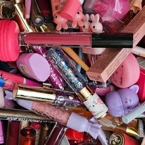 You can choose 8 lipsticks from matte balsamos lip oil lip plump  lip tink and more you can choose them on live labial mate