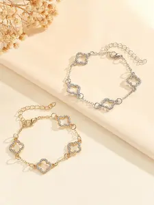 The minimalist lucky clover bracelet is a French style, sweet and luxurious hollowed out four leaf flower bracelet, suitable for daily wear, vacation and dating occasions, and is also a surprising and exquisite small gift.