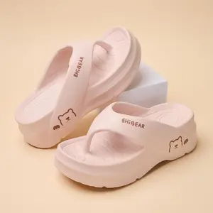 Women's versatile and fashionable flip-flops, soft soles with cute bear patterns - EVA material, casual, comfortable, breathable and non-slip slippers, beach and home sandals, suitable for indoor and outdoor wear, walking shoes